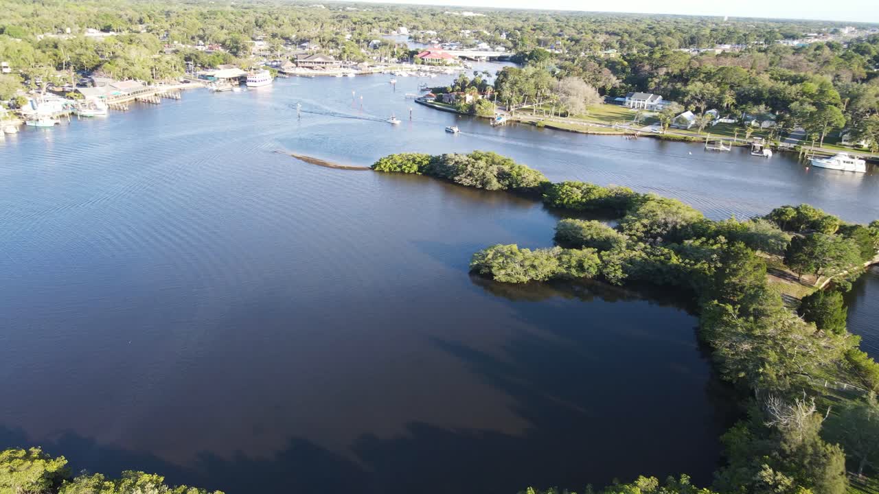 Casas costeiras de luxo nos manguezais de Port Richey, Flórida.