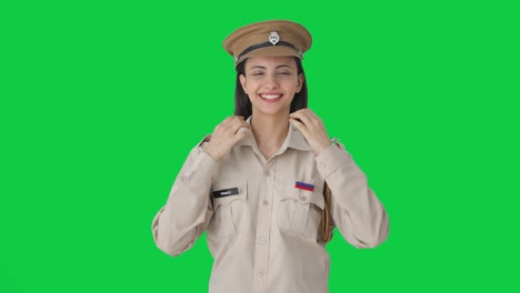 Feliz-Mujer-Policía-India-Con-Sombrero-Pantalla-Verde