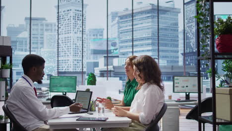 hr expert interviewing two job applicant to fill vacancy within the organization
