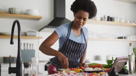 Glückliche-Afroamerikanische-Frau-Bereitet-Das-Abendessen-In-Der-Küche-Zu