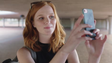 Hermosa-Joven-Pelirroja-Retrato-De-Estudiante-Feliz-Usando-Un-Teléfono-Inteligente-Tomando-Una-Foto-Selfie