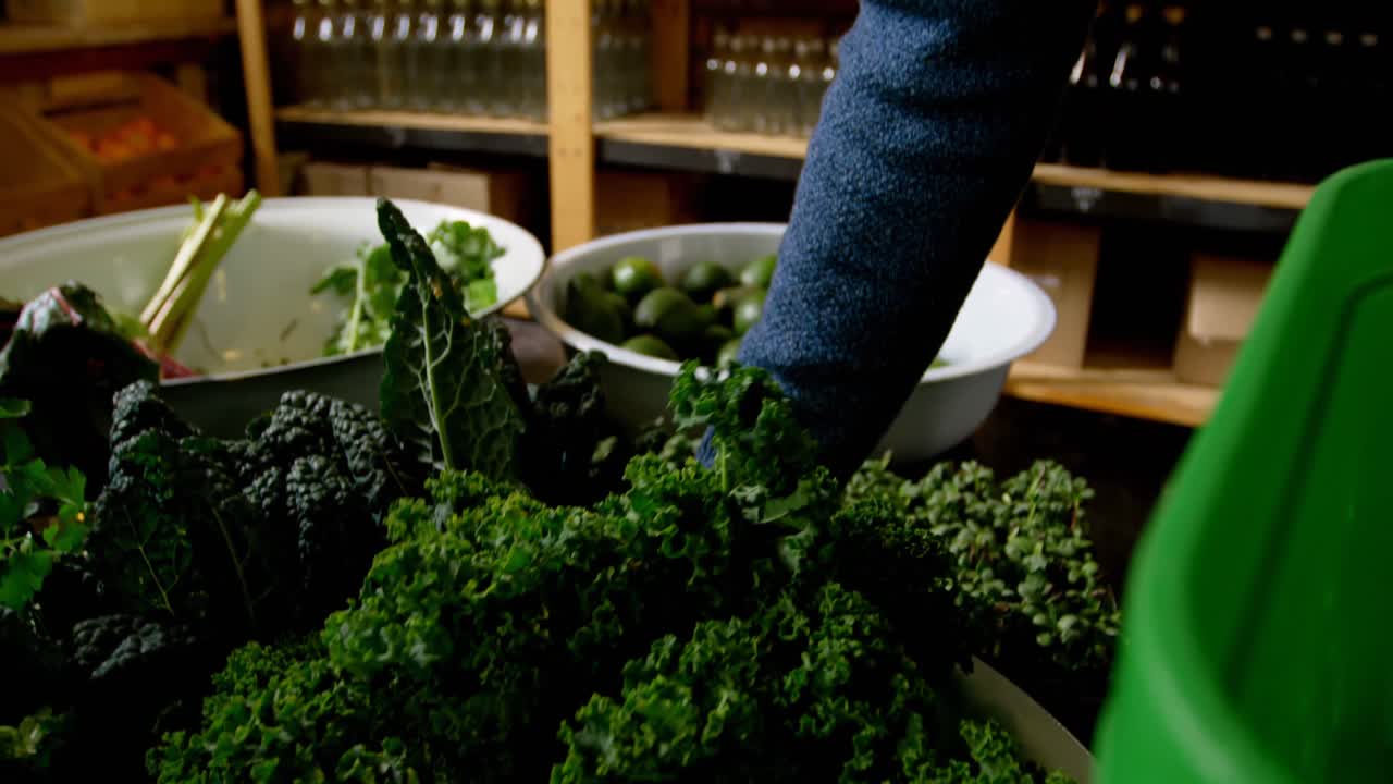 primer plano de las compras de los clientes en el supermercado 4k