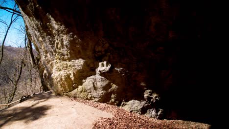 Moviéndose-Lateralmente-Hacia-La-Cueva-En-El-Parque-Nacional-Szalajka-völgy,-Hungría