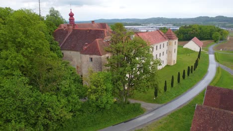 Vista-Aérea-Del-Castillo-De-Kalsdorf,-Neudorf-Bei-Ilz,-Austria