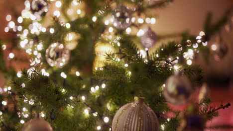 árbol de navidad decorado con bolas y luces parpadeantes