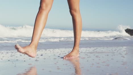 Mujer-Afroamericana-Caminando-Junto-Al-Mar