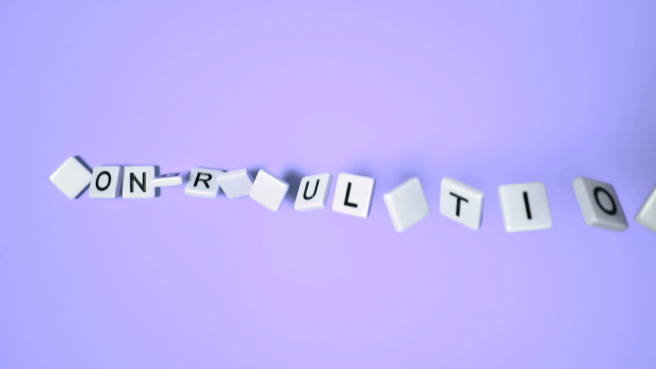 플라스틱 편지들이 어나와 축하를 표기하고 있다.