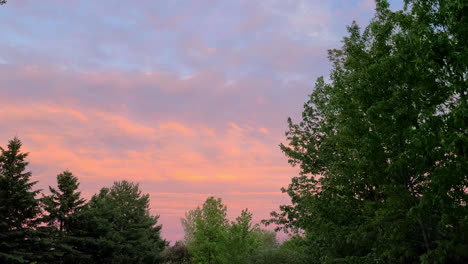 Herrlicher-Sonnenuntergang-Mit-Horizontaler-Schwenkkamerabewegung