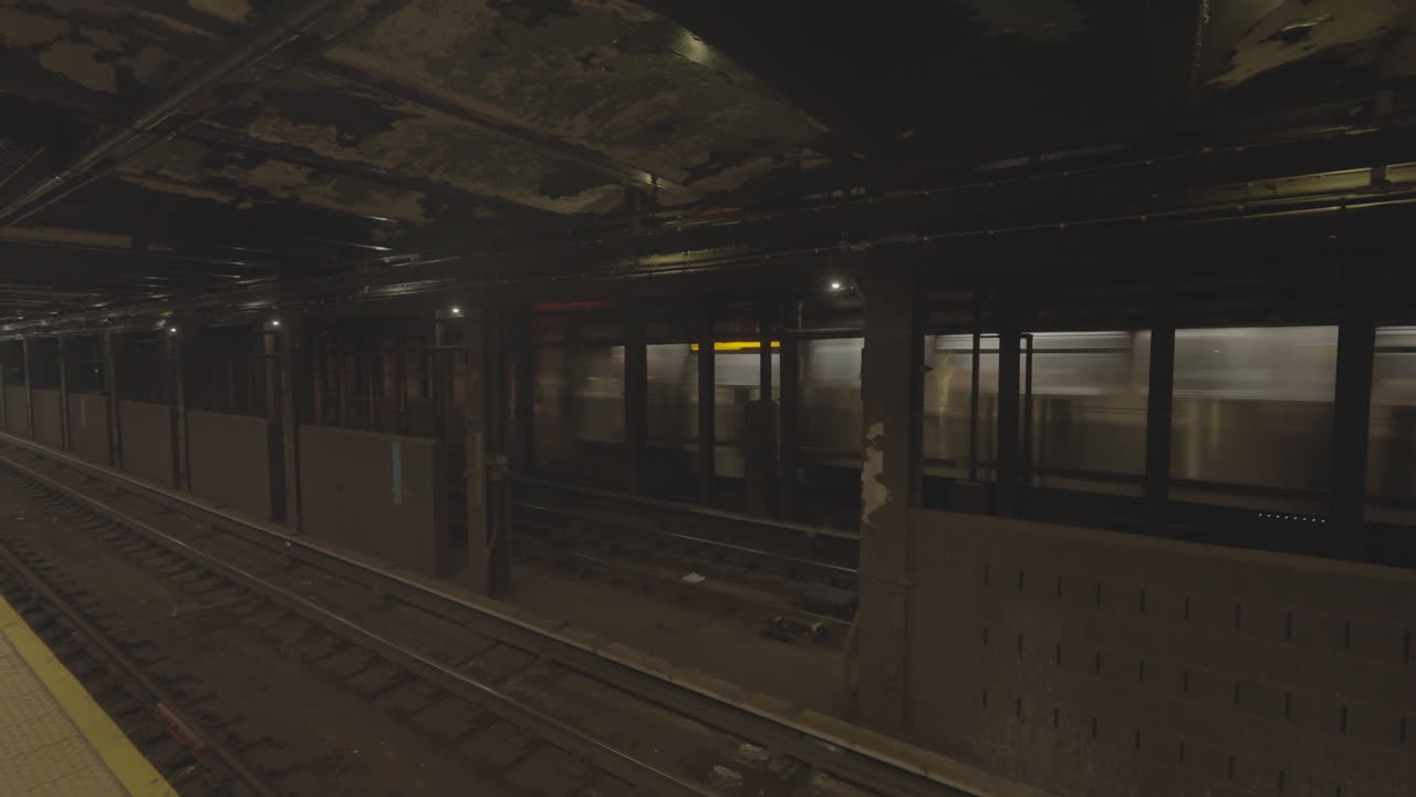 U-Bahn rast durch dunklen U-Bahnhof