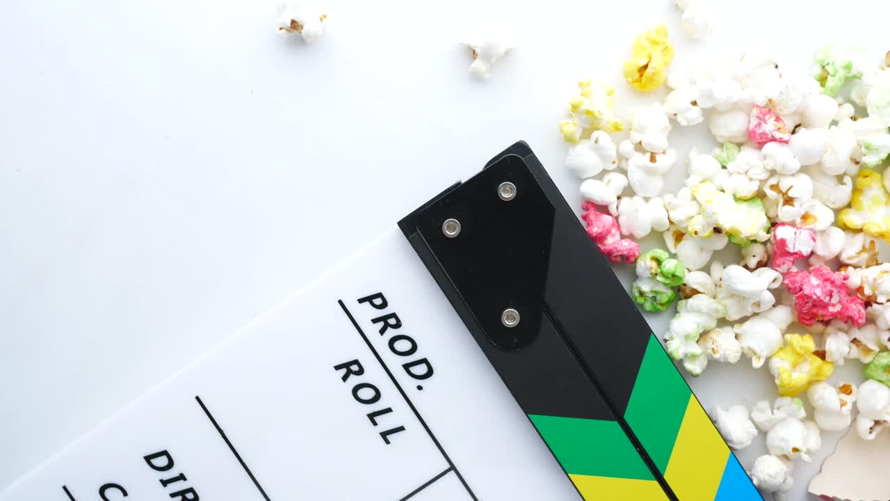 palomitas de maíz y clapperboard