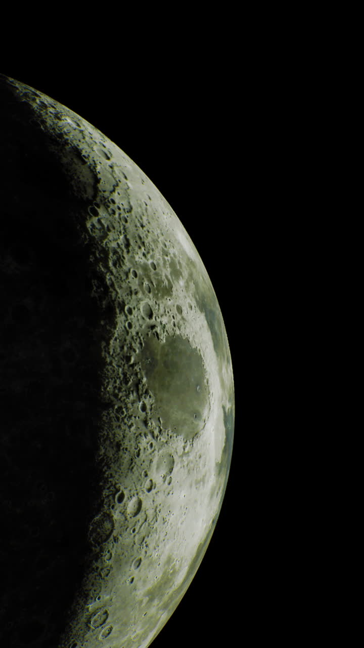 Visão da lua crescente iluminada contra um céu noturno estrelado