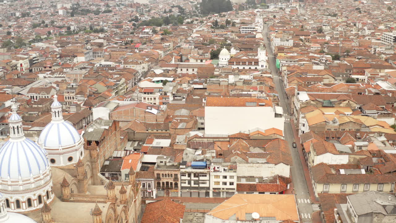 ciudad vacía de cuenca, ecuador, durante el bloqueo de la pandemia covid19 desde la perspectiva de un dron