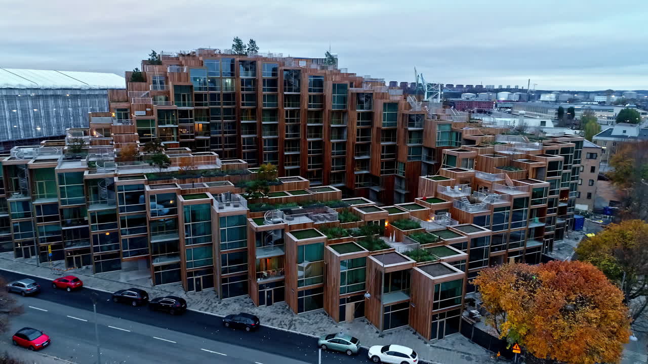 스웨덴 스톡홀름의 산업 항구로 79번지와 공원 건물 위를 드론 비행