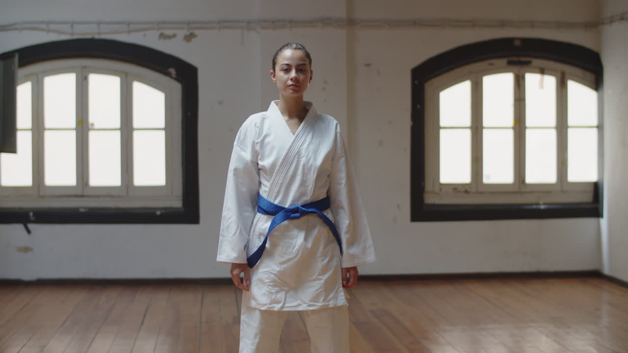 вид спереди, когда мастер боевых искусств наносит удар и поворачивается на бок