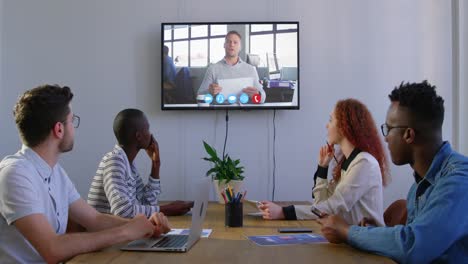 colegas de negocios creativos en videoconferencia en la sala de reuniones en una oficina moderna