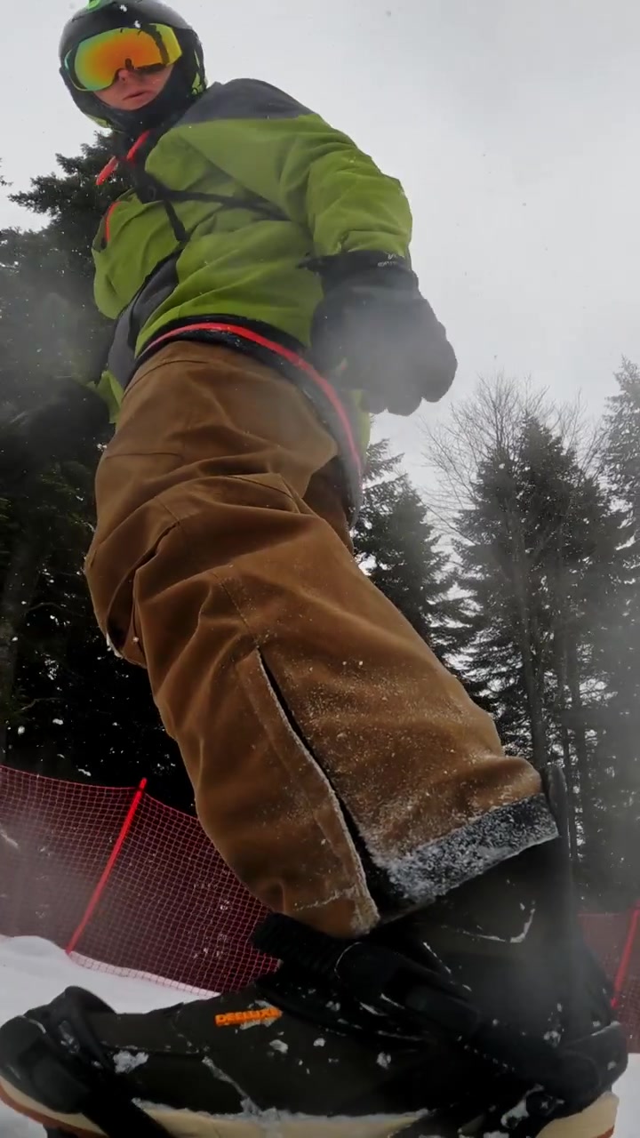 Snowboarder in discesa sui Carpazi, Bulgaria, in inverno.