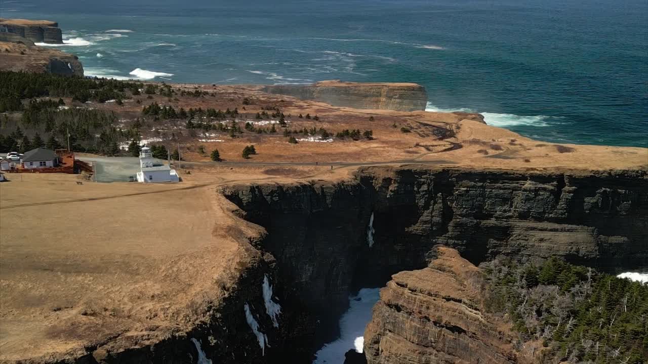 다른 방법으로 접근할 수 없는 절벽의 철줄기를 면밀히 조사하기 위해 날아오는 등대 드론 촬영