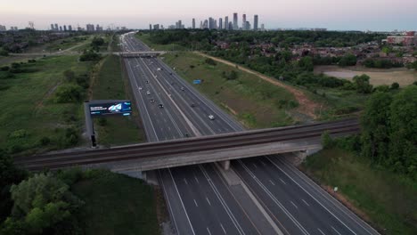 Einfliegen-über-Bahngleise,-Autobahn-Skyline