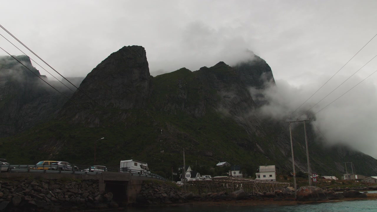 Norveç Lofoten'deki Reine'de sisli fiyort manzarasında bir balıkçı köyü