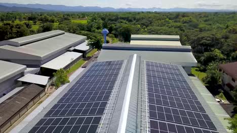 Vista-Aérea-De-Paneles-Solares-A-Gran-Escala-En-El-Techo-De-Una-Fábrica-Moderna.