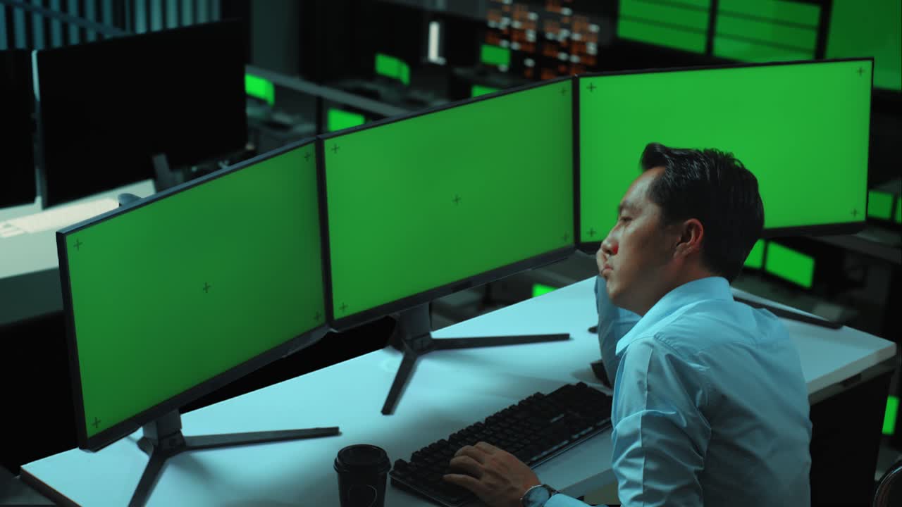 operador cansado en una sala de control