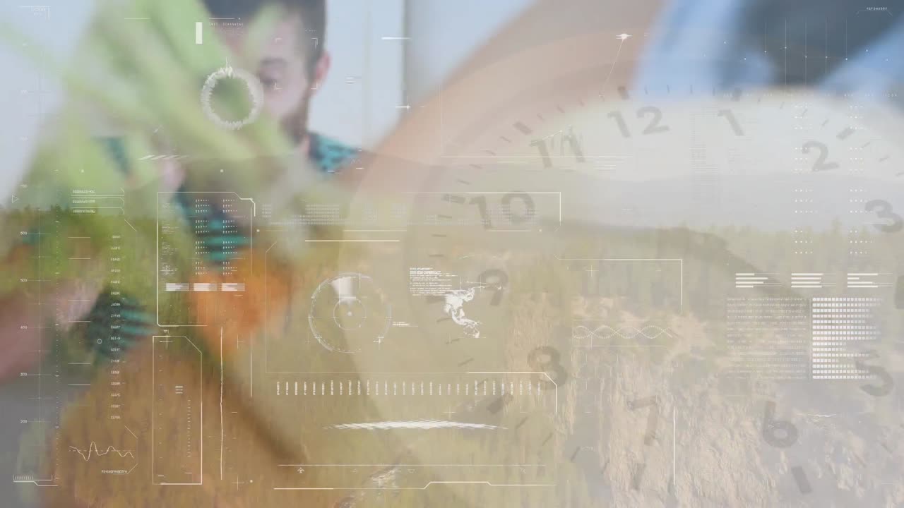 시계 위의 데이터 처리 애니메이션과 스마트 폰으로 이야기하는 백인 남자