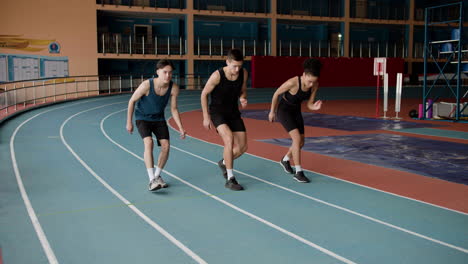 tres atletas en una carrera