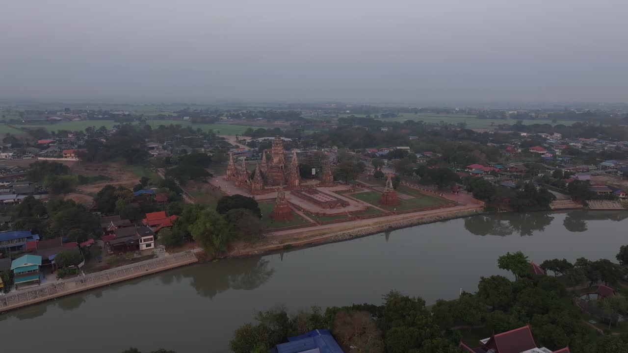 Immagine da drone di antiche rovine di templi che brillano all'alba