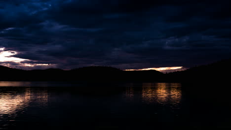 Puesta-De-Sol-Con-Timelapse-Rojo-Y-Naranja-Intenso-En-El-Lago