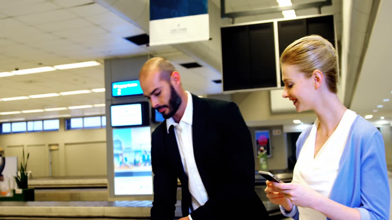 사업가 가방 카루셀 에서 가방 을 꺼내고