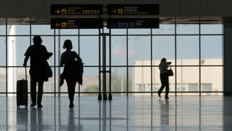 La-Gente-Está-Esperando-Vuelos-En-La-Sala-Del-Aeropuerto.