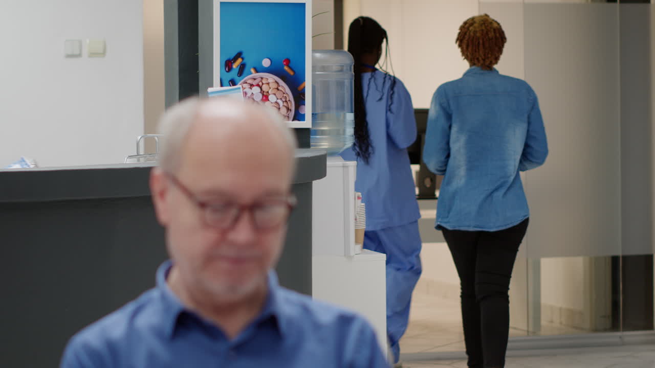 Persone in attesa alla reception dell'ospedale