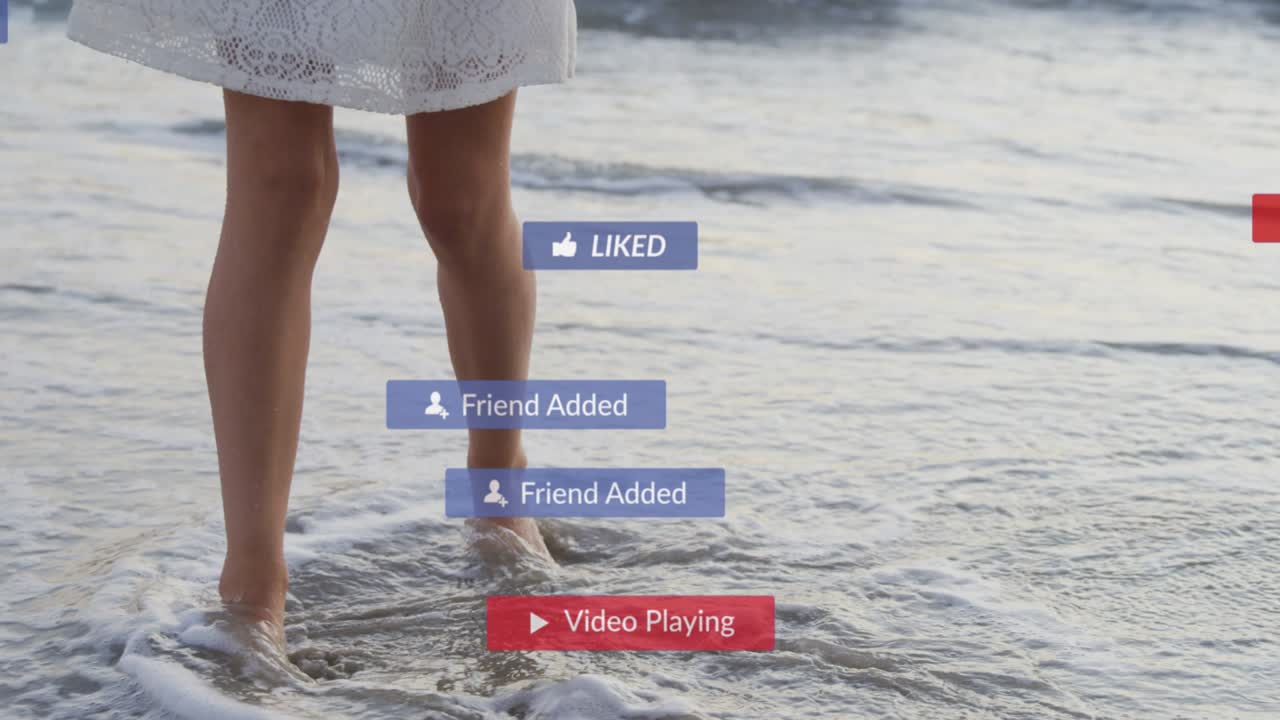 animación de notificaciones de redes sociales sobre las piernas de una mujer en vacaciones remando en el mar