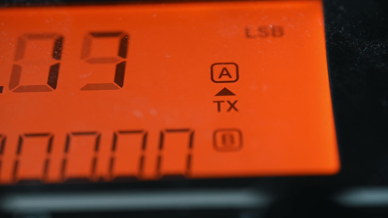 radioaficionado, un deslizamiento lento sobre una unidad sdr moderna que está escaneando frecuencias