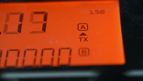 radioaficionado, un deslizamiento lento sobre una unidad sdr moderna que está escaneando frecuencias