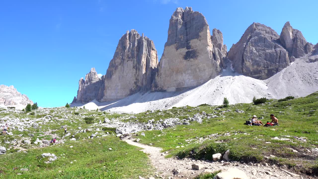 Escursioni turistiche sul sentiero tre cime di lavaredo nelle dolomiti italiane