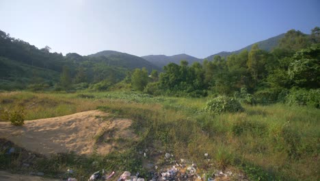 Basura-de-plástico-en-el-idílico-paisaje-de-Vietnam