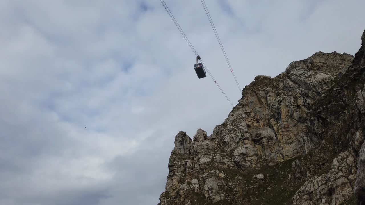 zugspitze의 산꼭대기에서 계곡으로 내려가는 고산 케이블카