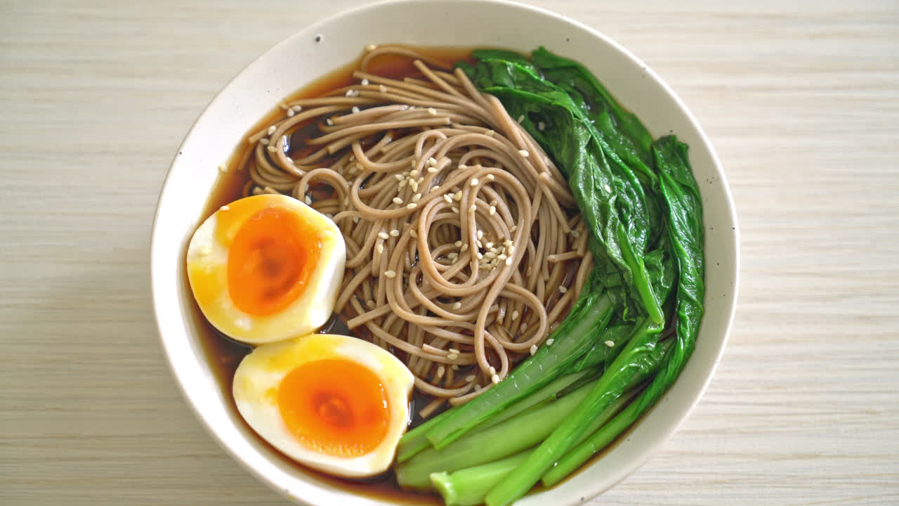 fideos ramen con huevo y verduras - estilo de comida vegana o vegetariana