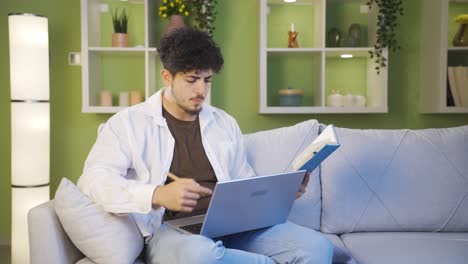 Video-Chat-Eines-Jungen-College-Studenten-Auf-Dem-Laptop.