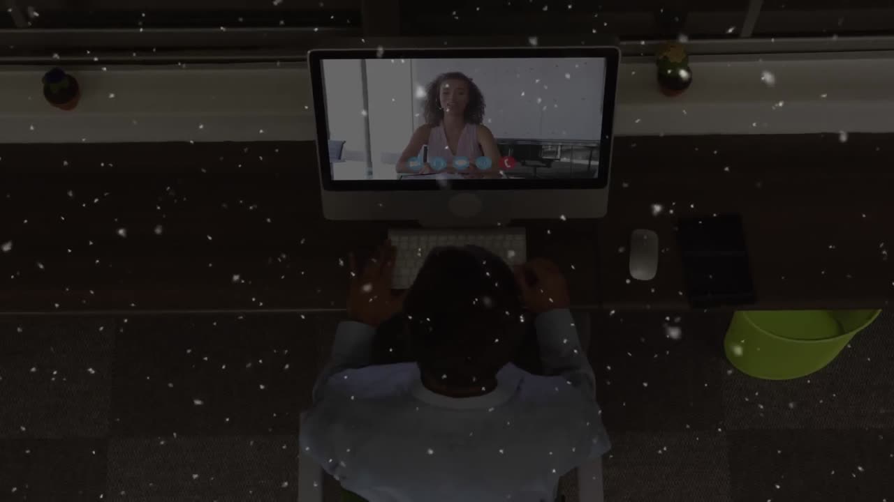 animación de manchas blancas sobre un hombre de negocios afroamericano haciendo una videollamada con un colega