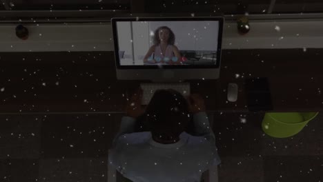 animación de manchas blancas sobre un hombre de negocios afroamericano haciendo una videollamada con un colega
