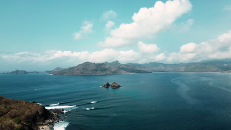 Wunderschöne-Drohnenaufnahme-Der-Insel-Lombok-Und-Indonesien-Mit-Sonne-Und-Meer