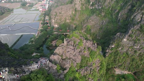 Gruppen-Von-Menschen-Besichtigen-Den-Aussichtspunkt-Der-Mua-Höhle-In-Ninh-Binh-Vietnam-Bei-Sonnenuntergang---Luftumkreisung