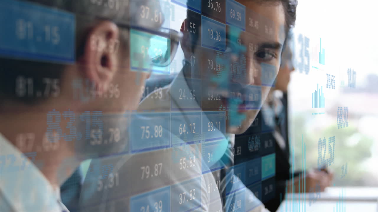 animación del procesamiento de datos sobre diversas personas de negocios en la oficina