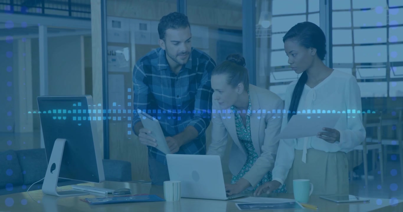 Animación de círculos y onda sonora sobre diversos compañeros de trabajo discutiendo informes en una laptop