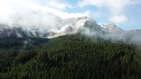 Drohnenaufnahmen-Des-Waldes-Am-Karersee,-Südtirol,-Italien