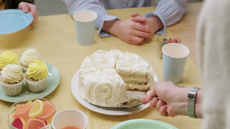 誕生日のパーティーで子供たち