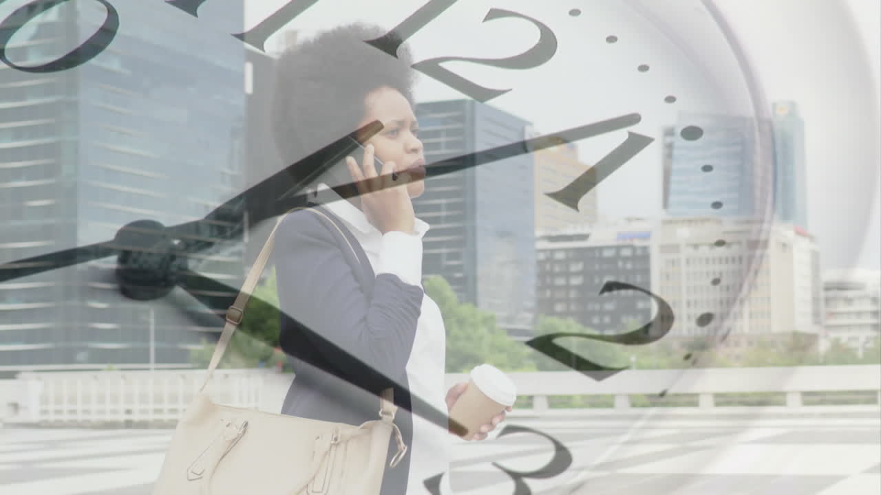 스마트폰에서 아프리카계 미국인 사업가 여성의 애니메이션 시계와 도시 풍경