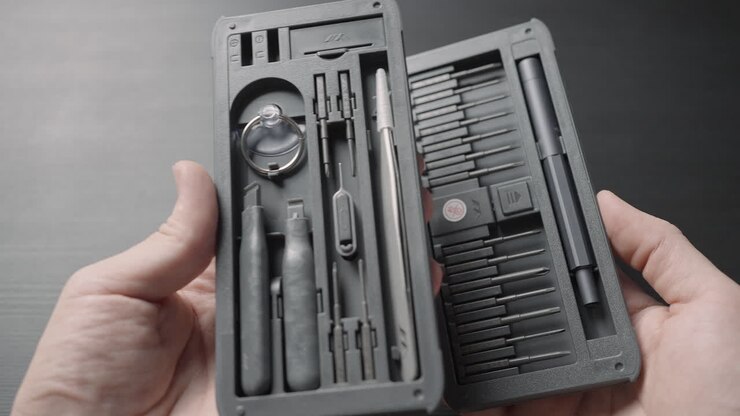Multi-tool screwdriver kit